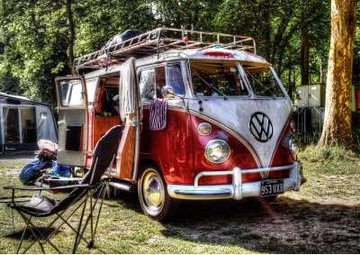 Camping Urlaub - Das Campingtisch darf bei der Ausstattung nicht fehlen