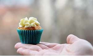 Ein garnierter Cupcake